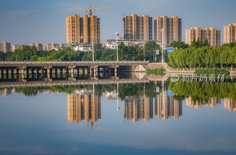 城市公园河流倒影风景