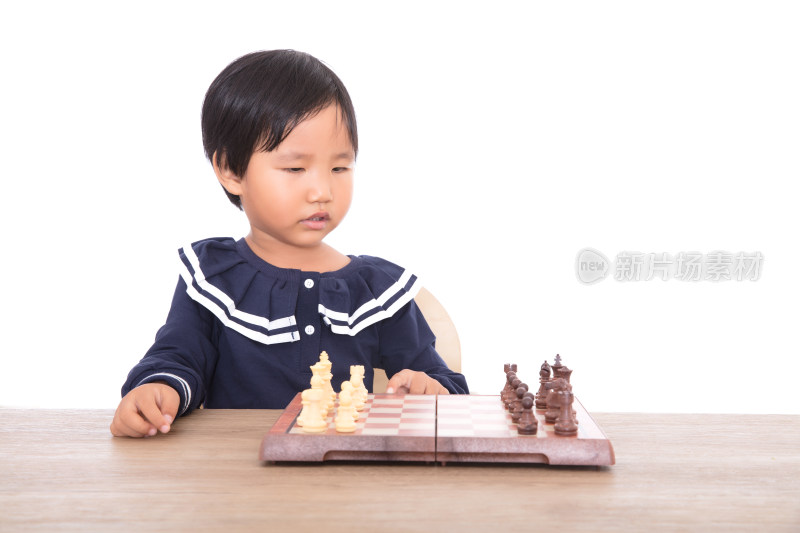 可爱的中国孩子在练习国际象棋