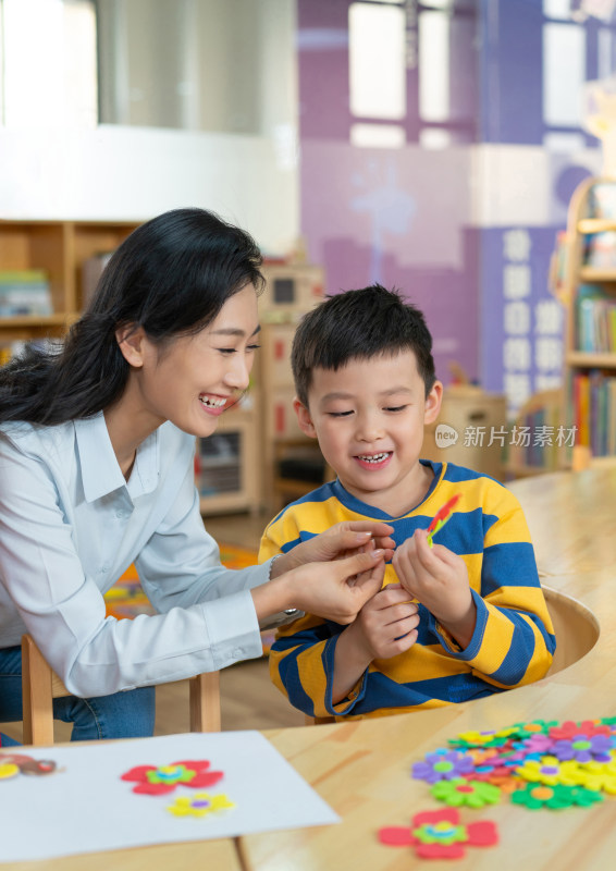 年轻女老师和学生在一起