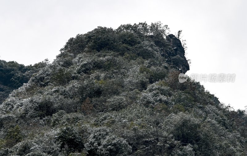 重庆酉阳：绵延青山披白纱