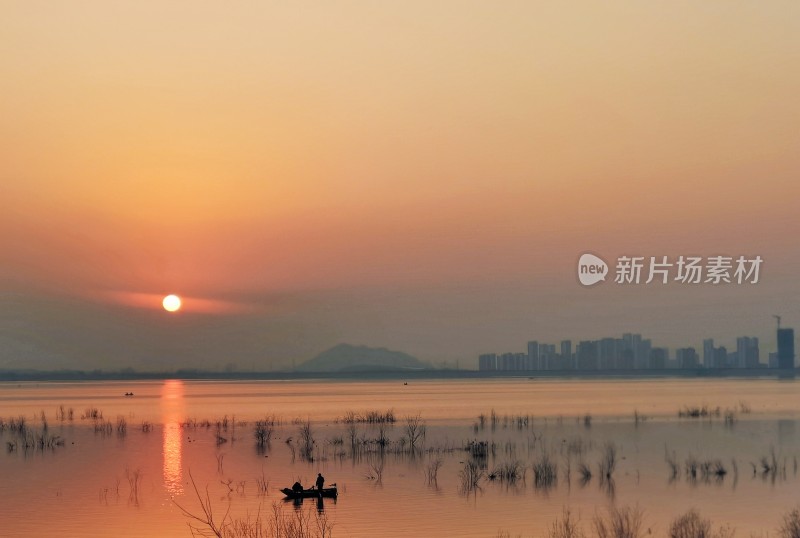 湖畔夕阳下的垂钓景象