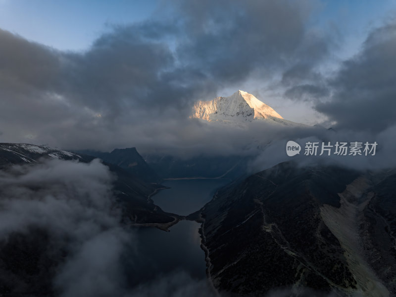 西藏山南洛扎秘境库拉岗日白马林措航拍