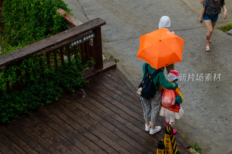 福州平潭岛北港村的乡村雨天，接送儿童