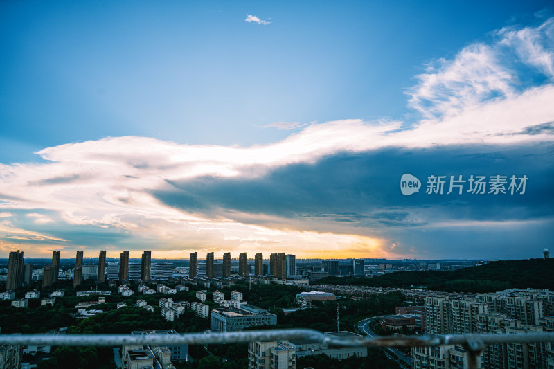 城市上空风云变幻的城市天际线景观