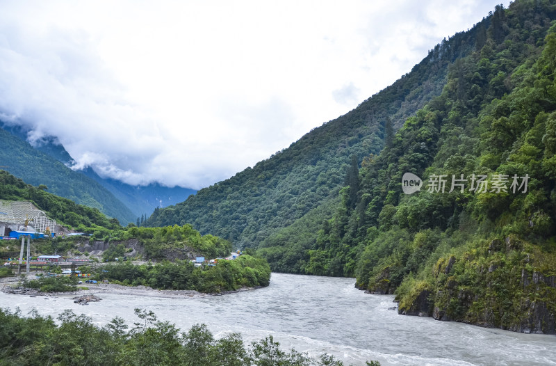 西藏318国道川藏公路通麦大桥山谷河流景观