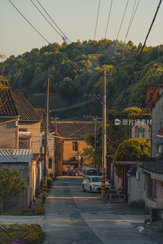 黄昏下东钱湖旁的村庄农村房屋