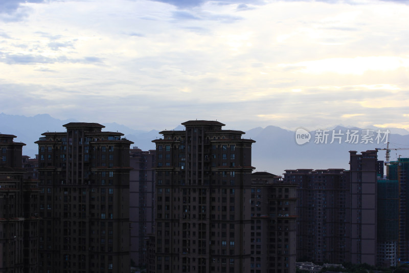 傍晚时分的成都市温江区建筑风光