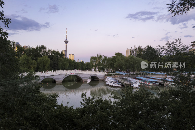 天津天塔湖水上公园景区城市日落晚霞风光