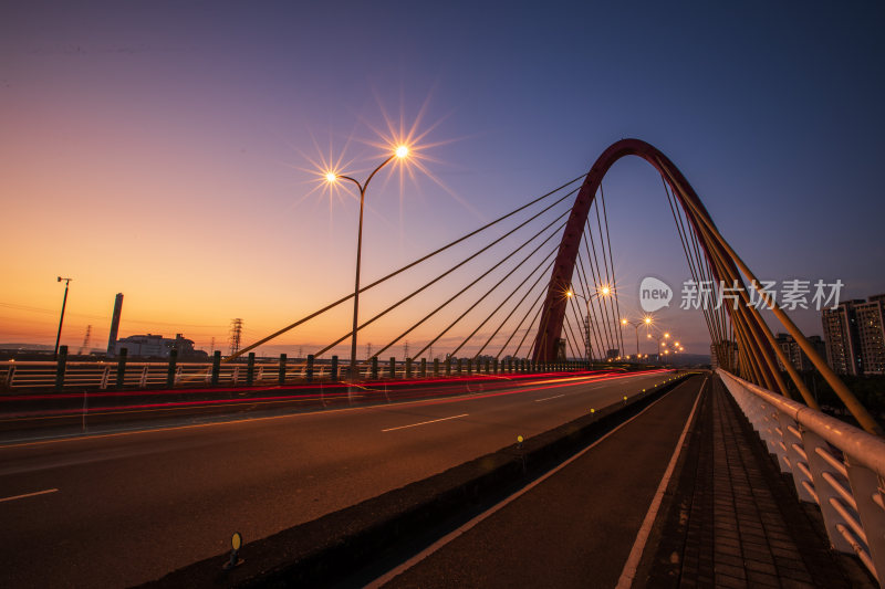 夕阳余晖下的桥梁与车轨，台中乌日斜张桥