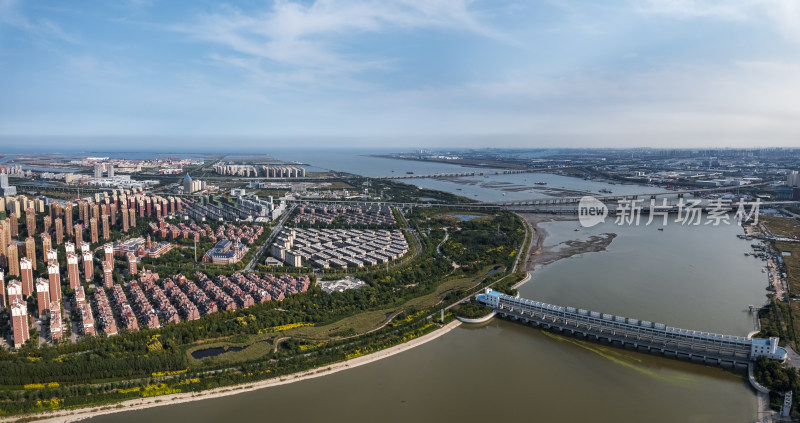 天津滨海生态城永定新河彩虹大桥城市风光