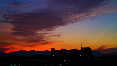 城市晚霞白云夕阳特写