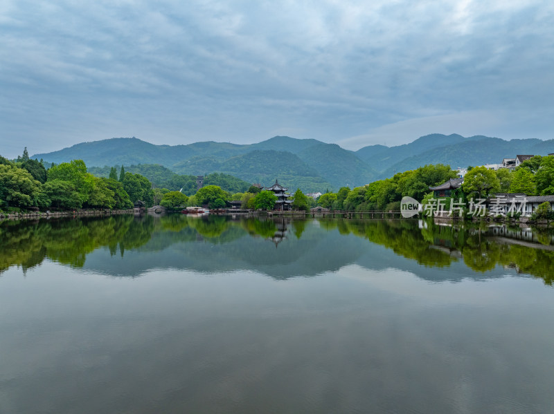 航拍浙江省台州市临海市东湖景区紫阳古街