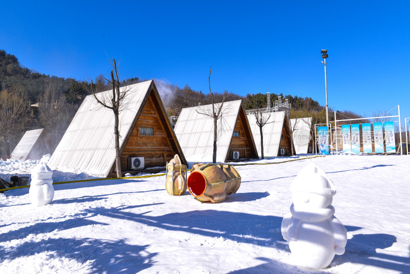 济南九如山冰瀑山间木屋冰雪景观