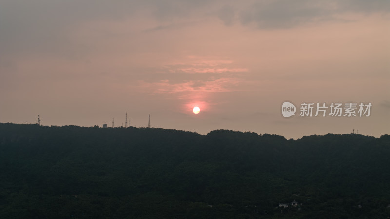 日落黄昏时刻，航拍群山剪影、悬日