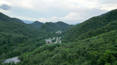 航拍湖北神农架神农谷景区悬岩峭壁