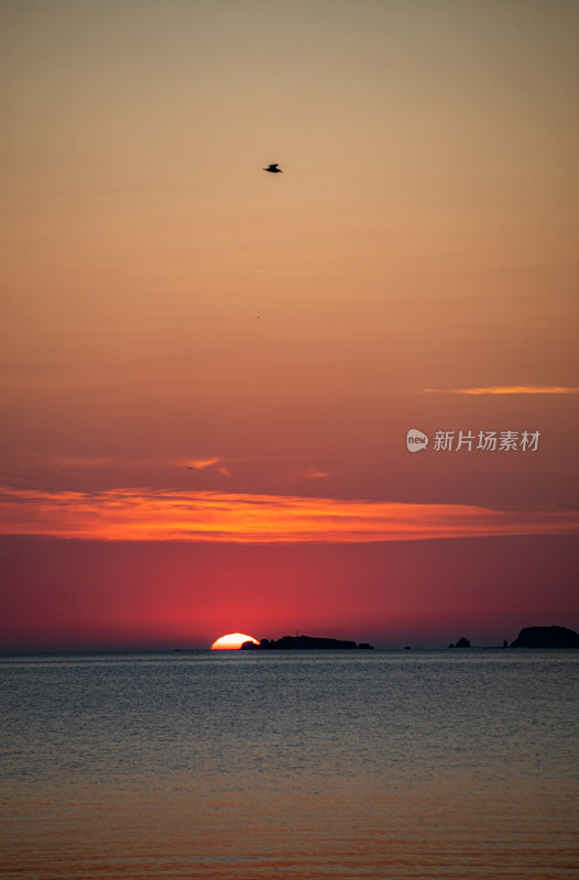 山东烟台第一海上浴场栈桥海上日出景观