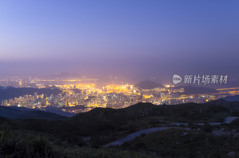 香港大帽山俯瞰海港海湾繁华城市夜景灯光