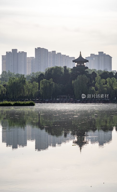 西安兴庆宫湖边古塔与现代高楼倒影景观