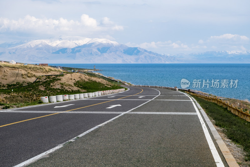 雪山下的新疆赛里木湖和湖边公路