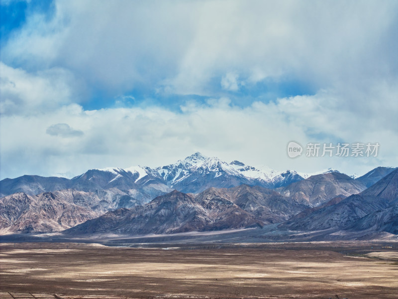 帕米尔旅游区的雪山