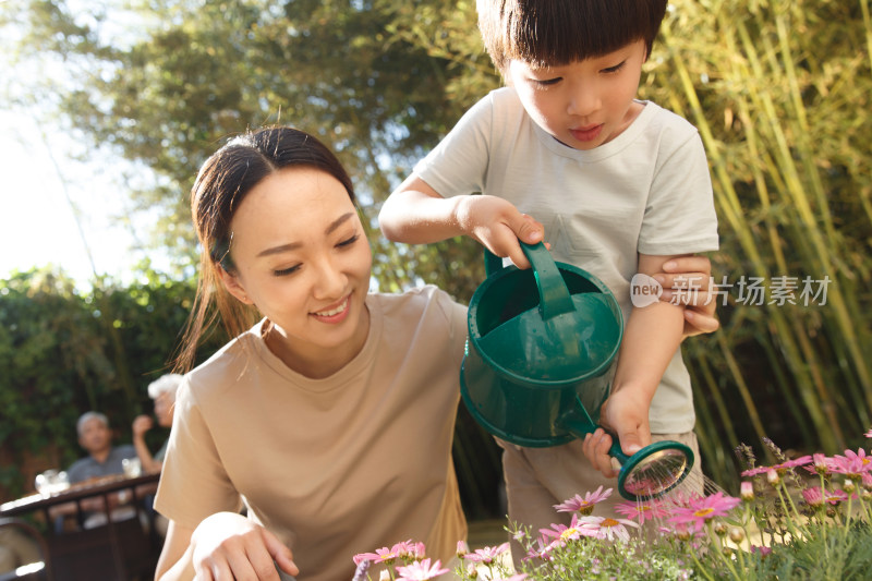 母亲和儿子在花园里浇花