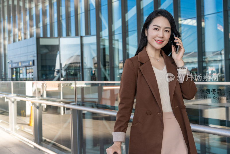 商务女士在机场打电话