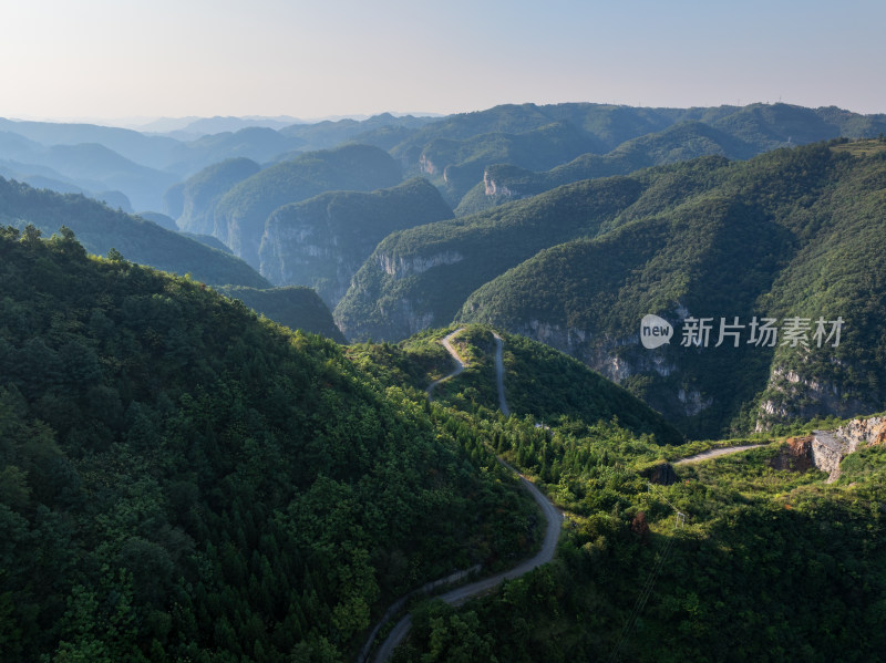 乌蒙山深处盘山公路