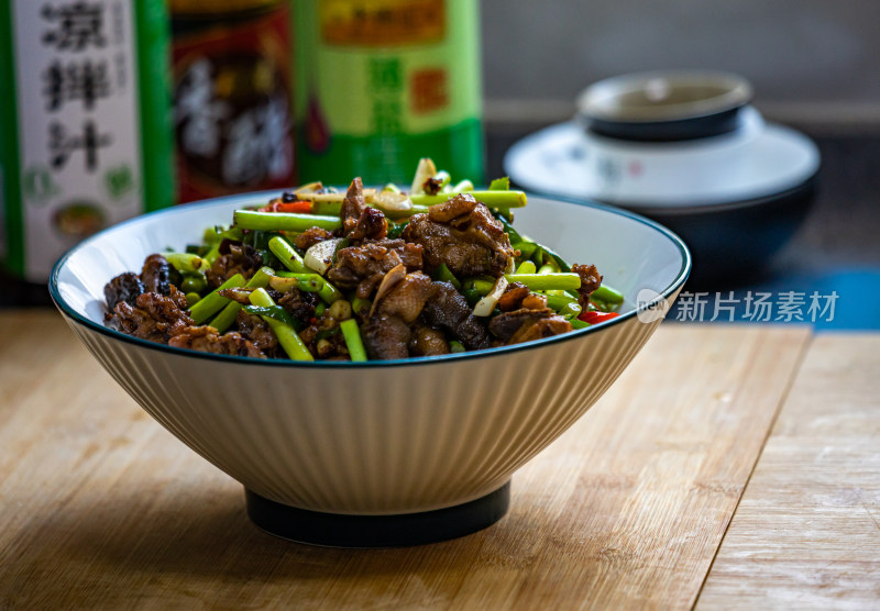 蒜苔青椒干锅鸭家常菜