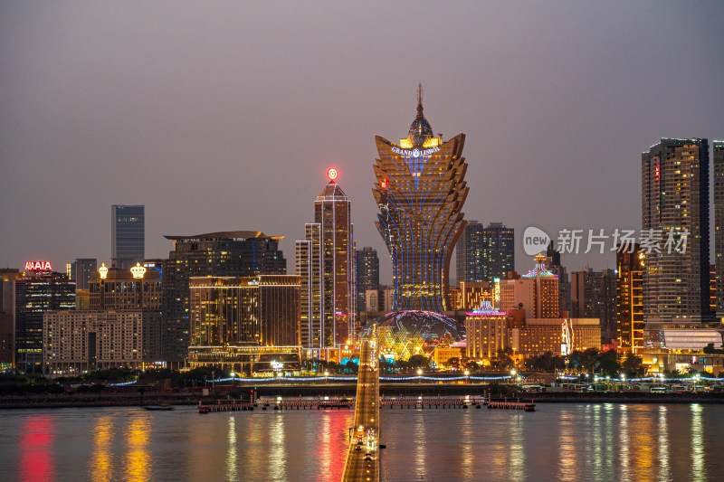 澳门新葡京酒店和嘉乐庇总督大桥夜景