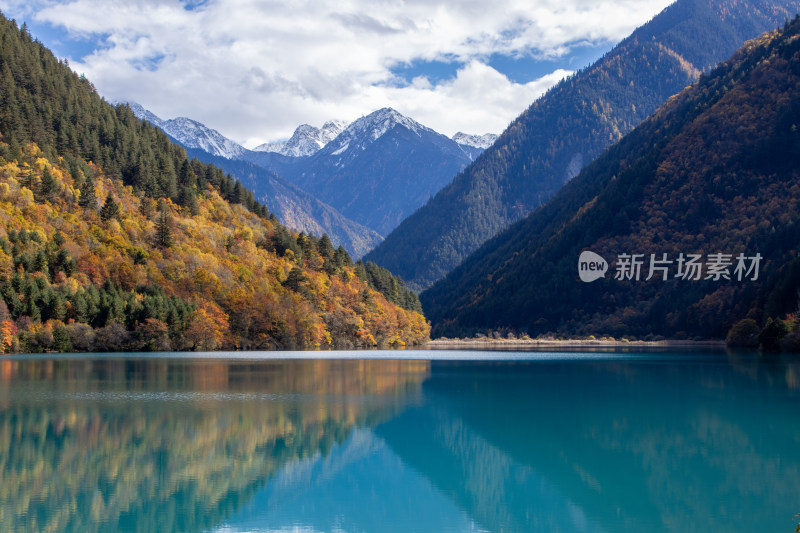 九寨沟秋色，犀牛海湖光山色