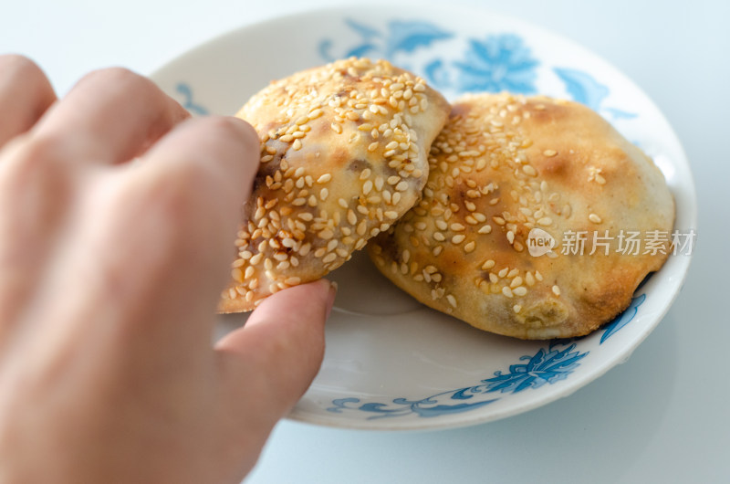 福建的特色小吃光饼烤葱饼，吃一个