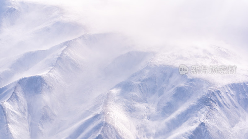 飞机上拍摄的雪山与云层