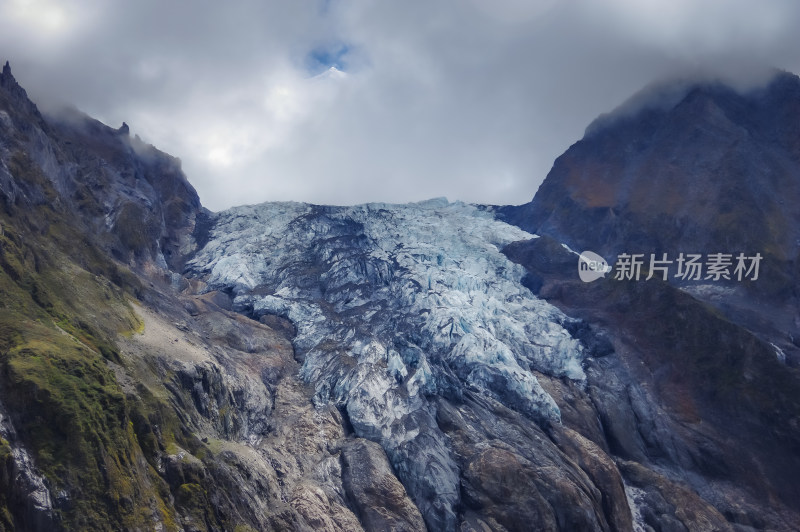 云雾中雪山冰川自然风景