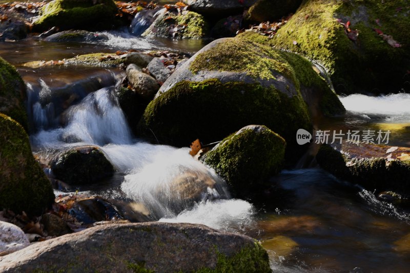 山石溪流