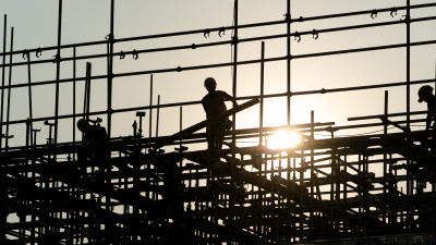 清晨的建筑工地和建筑工人