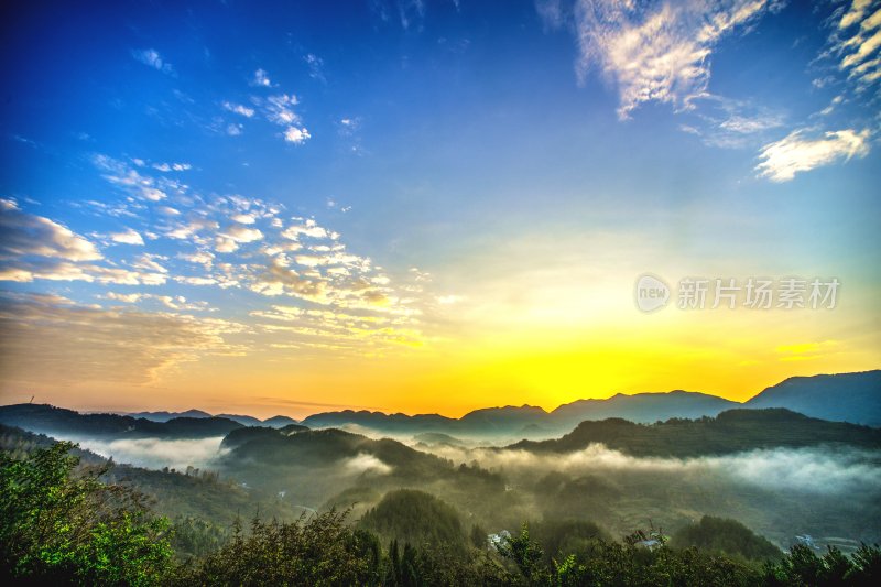 重庆酉阳：晨曦中的青山