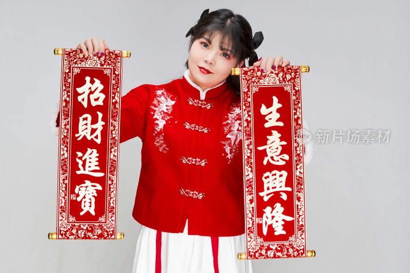 手持春联身穿喜庆汉服的可爱少女