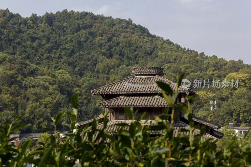 杭州满觉陇茶园小木屋，似《千与千寻》汤屋