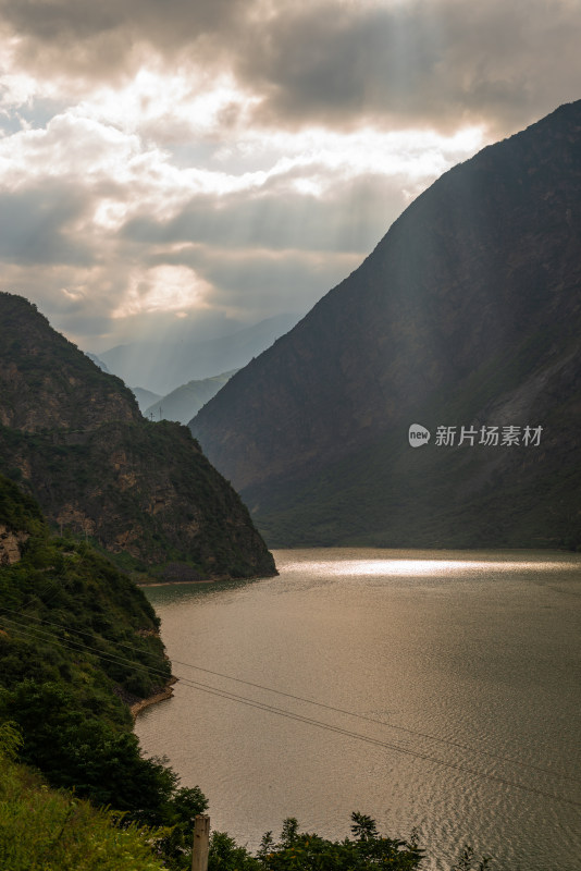 阳光洒在山谷里的湖泊