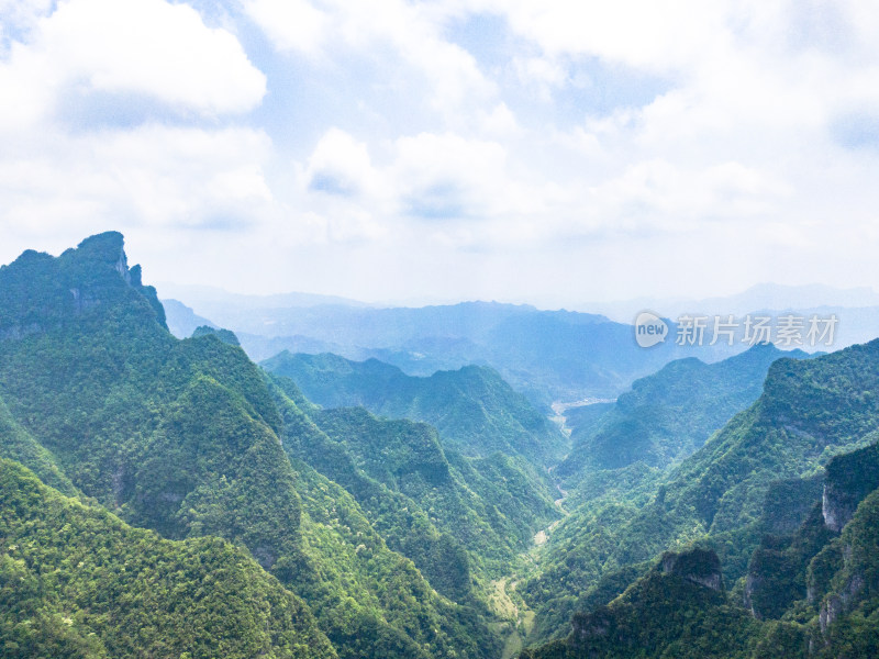 祖国壮丽山河湖南张家界奇山