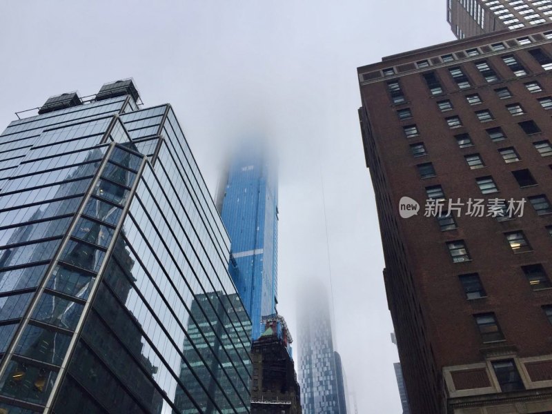 美国纽约/大雾下的摩天大楼