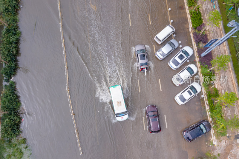 雨后积水的城市道路