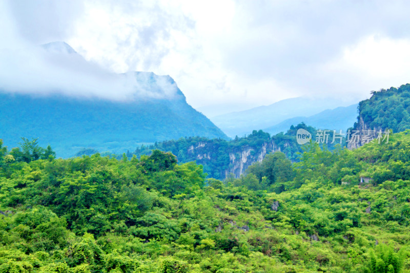 山峰云雾喀斯特风景自然户外