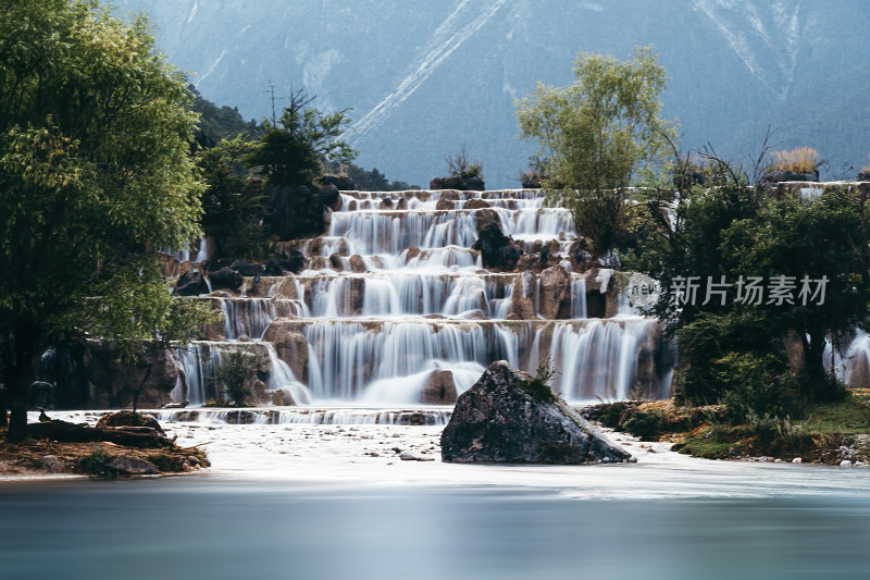 丽江玉龙雪山蓝月谷景区的流水瀑布