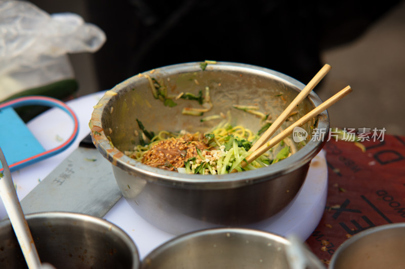 制作夏季传统美食凉皮