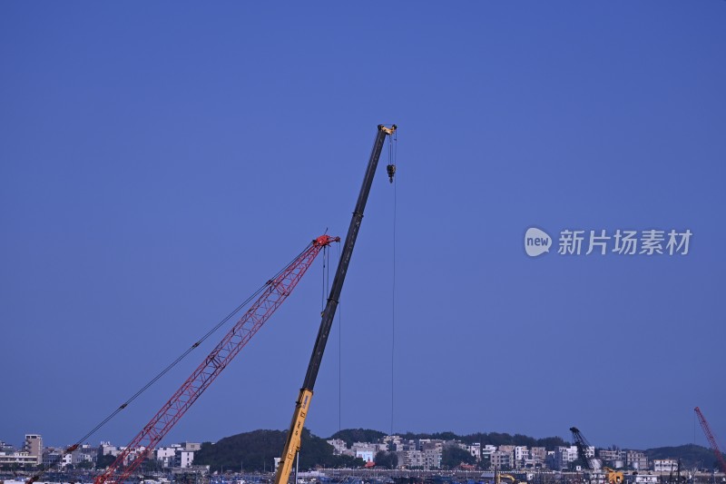 户外施工用的大型起重机