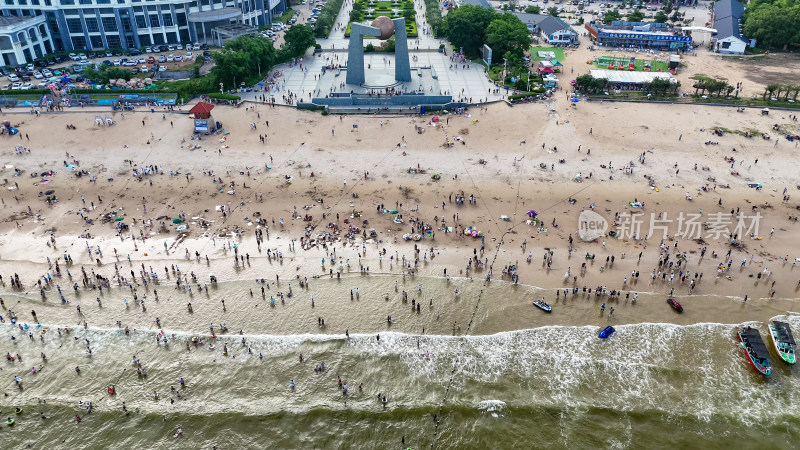 航拍海浪拍打沙滩沙滩游泳游客