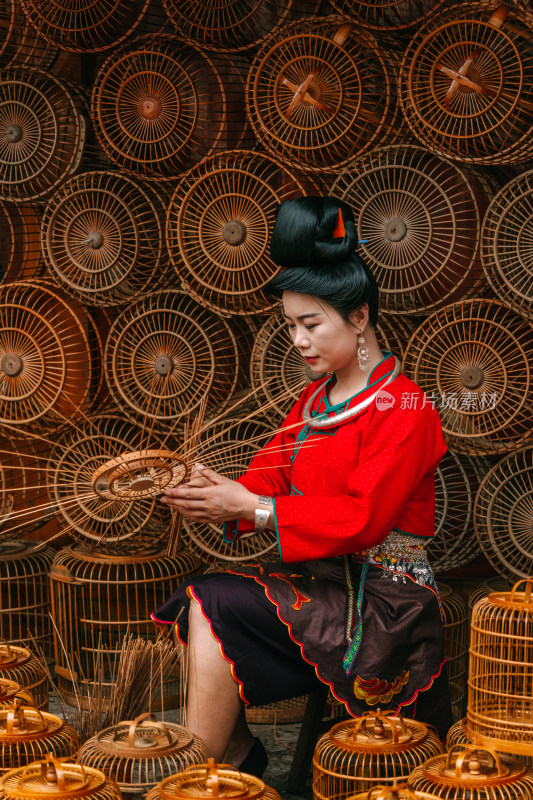 贵州卡拉村编织的女生