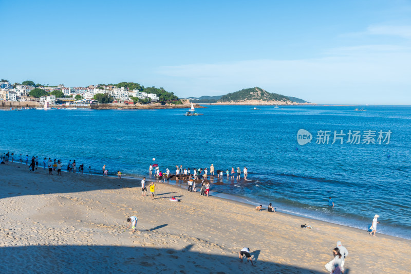 东山岛热闹的海滨沙滩场景