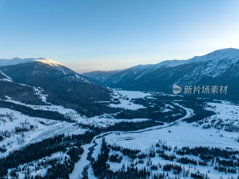 新疆阿勒泰喀纳斯雪景神仙湾晨雾雪山森林